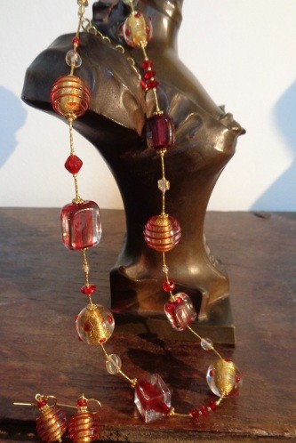 Collier en verre de Murano, ton rouge, composé de perles carrés plates et perles spirales avec feuille d'or