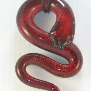 Grand serpent rouge feuille d...