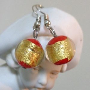 Boucles d’oreilles rouges et feuille d’or