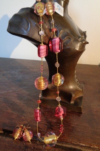 Collier en verre de Murano, ton rose, composé de perles carrés plates et perles spirales avec feuille d'or